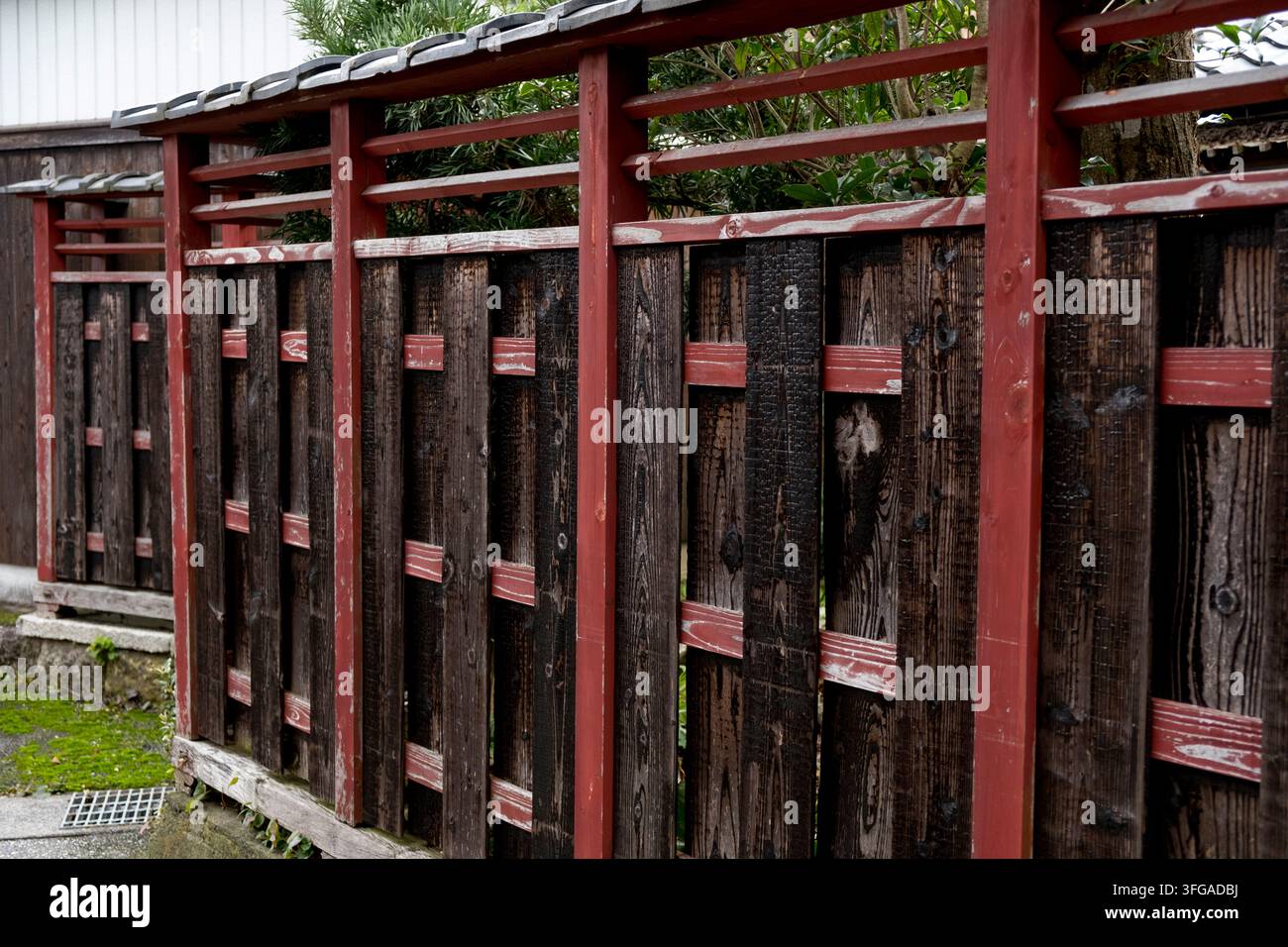 Metodo giapponese di conservazione del legno chiamato "yakisugi" (焼杉) utilizzato per proteggere una recinzione da insetti e marciume, conferendo un aspetto contemporaneo al design, Giappone. Foto Stock