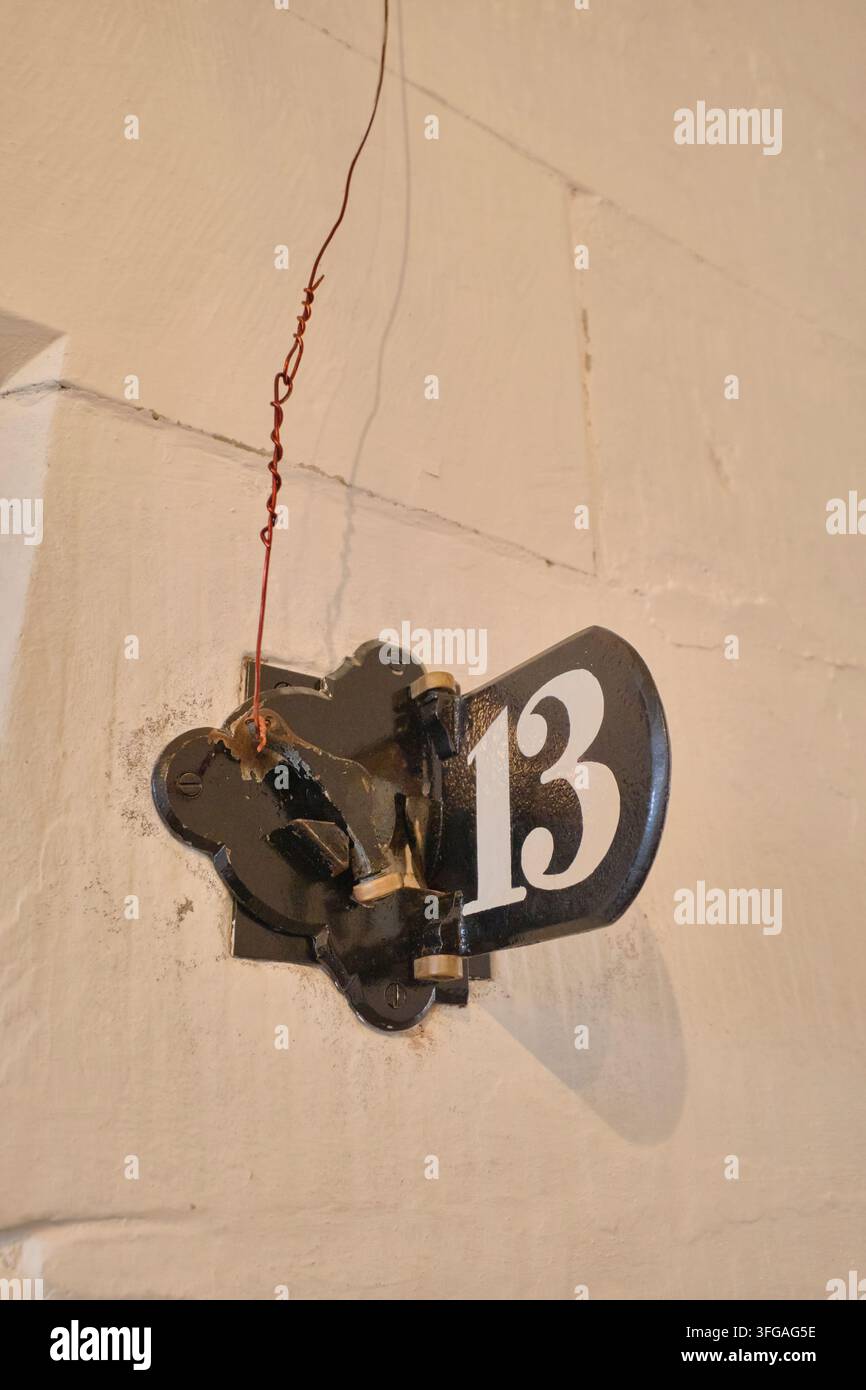 Dettaglio del numero di cella tredici,13 con filo attaccato per spostare la piastra numerata in metallo dentro o fuori. Nel sito della prigione per detenuti di Port Arthur in Tasmania. Foto Stock