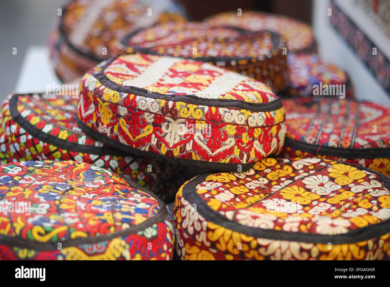 Cappelli colorati fatti a mano esposti su una bancarella del mercato in una fiera dell'artigianato locale Foto Stock