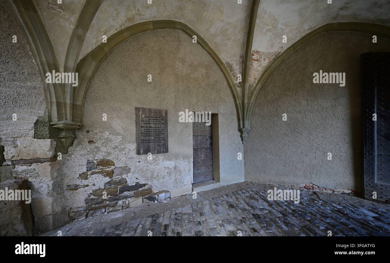 passaggio a volta storico direttamente dietro l'imponente Porta dell'Aquila del castello di Hohenzollern Foto Stock