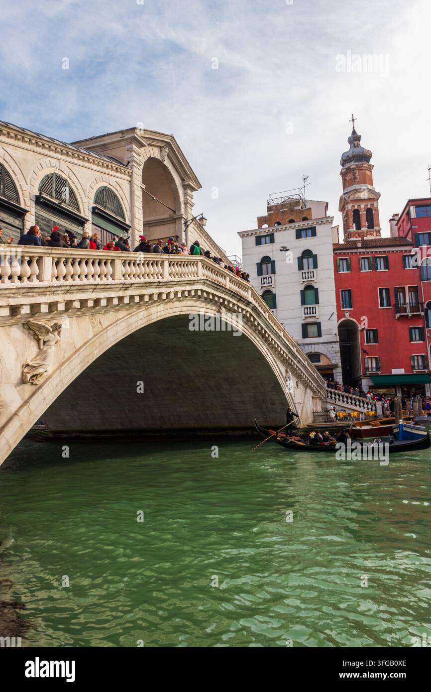 Venezia, Italia - 11 febbraio 2023: Persone in gondola che navigano sotto il ponte di Rialto a Venezia, Italia Foto Stock