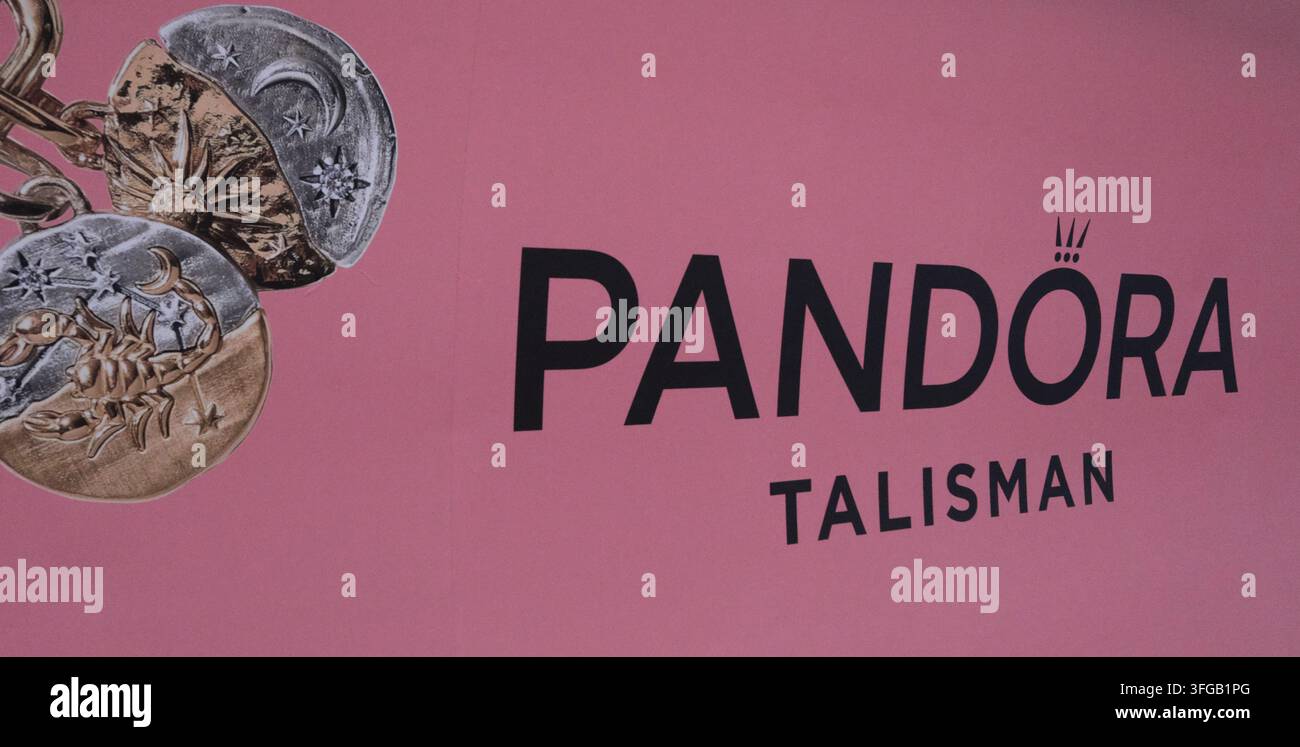 SEGNI DEL MARCHIO DI GIOIELLERIA ALLA MODA PANDORA Foto Stock