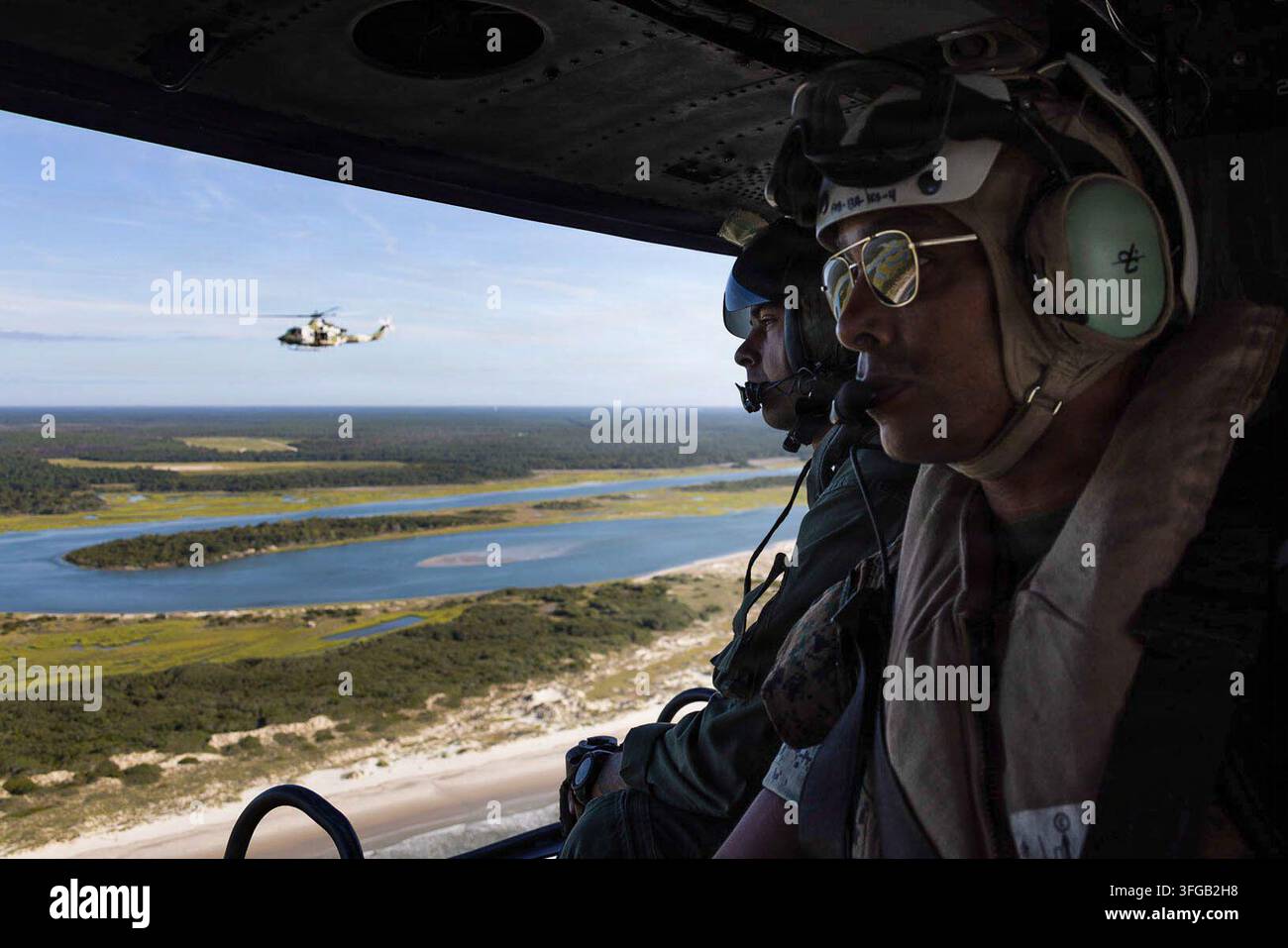 Il Brigadiere Generale Andre M. Ingram, comandante generale delle Installazioni del Corpo dei Marines Est - Base del Corpo dei Marines Camp Lejeune, conduce un volo sopra la Base del Corpo dei Marines Camp Lejeune, la Stazione Aerea del Corpo dei Marines New River e le aree circostanti, inclusa MCAS Cherry Point, il 9 settembre 2026 per valutare le operazioni e le capacità di addestramento dell’installazione. Foto Stock