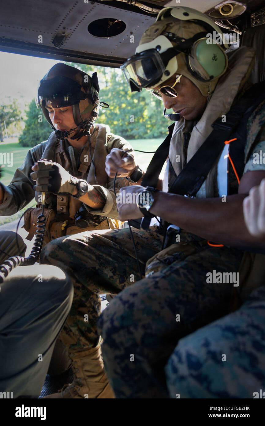 Il Brigadier Generale Andre M. Ingram, comandante generale delle Installazioni del Corpo dei Marines Est - Base del Corpo dei Marines Camp Lejeune, si prepara al decollo durante un volo di sopralluogo della Base del Corpo dei Marines Camp Lejeune e delle aree circostanti, inclusa la Stazione Aerea del Corpo dei Marines New River e MCAS Cherry Point, il 9 settembre 2026. Foto Stock