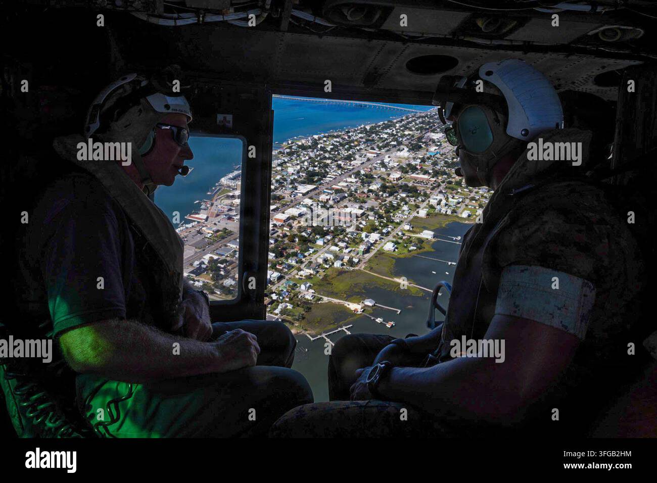 Il generale di brigata Andre M. Ingram, comandante generale delle installazioni del Corpo dei Marines Est - Base del Corpo dei Marines Camp Lejeune, parla con Dale Kruse, direttore della gestione delle aree di addestramento e dei campi di tiro, durante un volo sopra la base del Corpo dei Marines Camp Lejeune e le aree circostanti, comprese la stazione aerea del Corpo dei Marines New River e MCAS Cherry Point, il 9 settembre 2026. Foto Stock