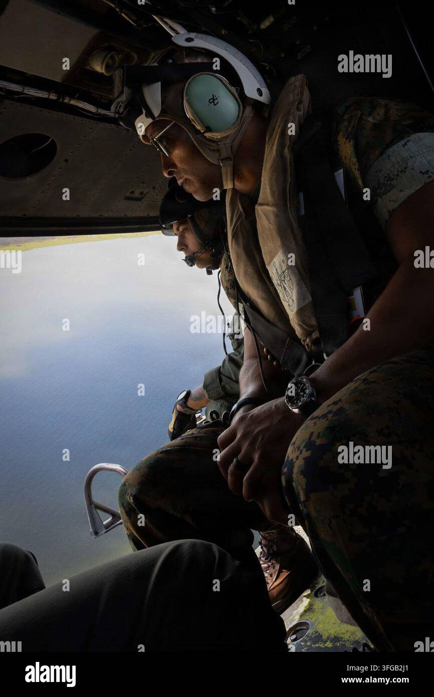 Il Brigadiere Generale Andre M. Ingram, comandante generale delle Installazioni del Corpo dei Marines Est - Base del Corpo dei Marines Camp Lejeune, conduce un volo sopra la Base del Corpo dei Marines Camp Lejeune, la Stazione Aerea del Corpo dei Marines New River e le aree circostanti, inclusa MCAS Cherry Point, il 9 settembre 2026 per valutare le operazioni e le capacità di addestramento dell’installazione. Foto Stock