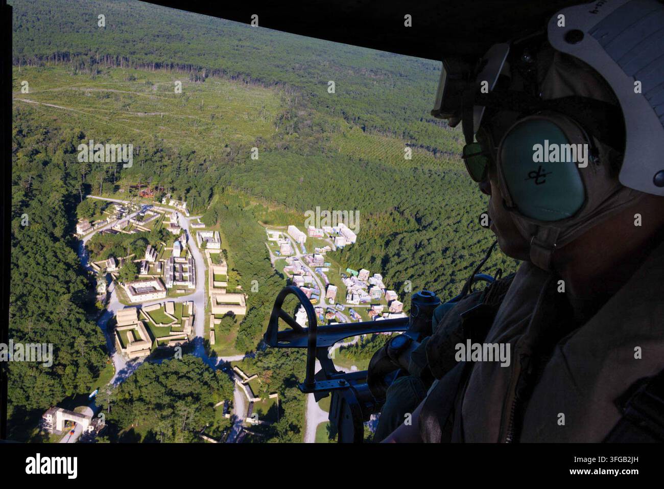 Il Brigadiere Generale Andre M. Ingram, comandante generale delle Installazioni Est del Corpo dei Marines - Base del Corpo dei Marines di Camp Lejeune, conduce un tour aereo della Base del Corpo dei Marines di Camp Lejeune, della Stazione Aerea del Corpo dei Marines di New River e delle aree circostanti il 9 settembre 2026. Foto Stock