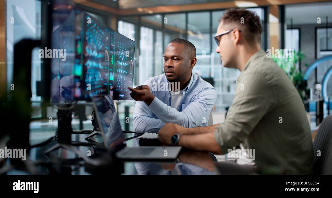 Ingeniero di apprendimento automatico e scienziato dei dati collaborano allo sviluppo di un modello di IA. Foto Stock