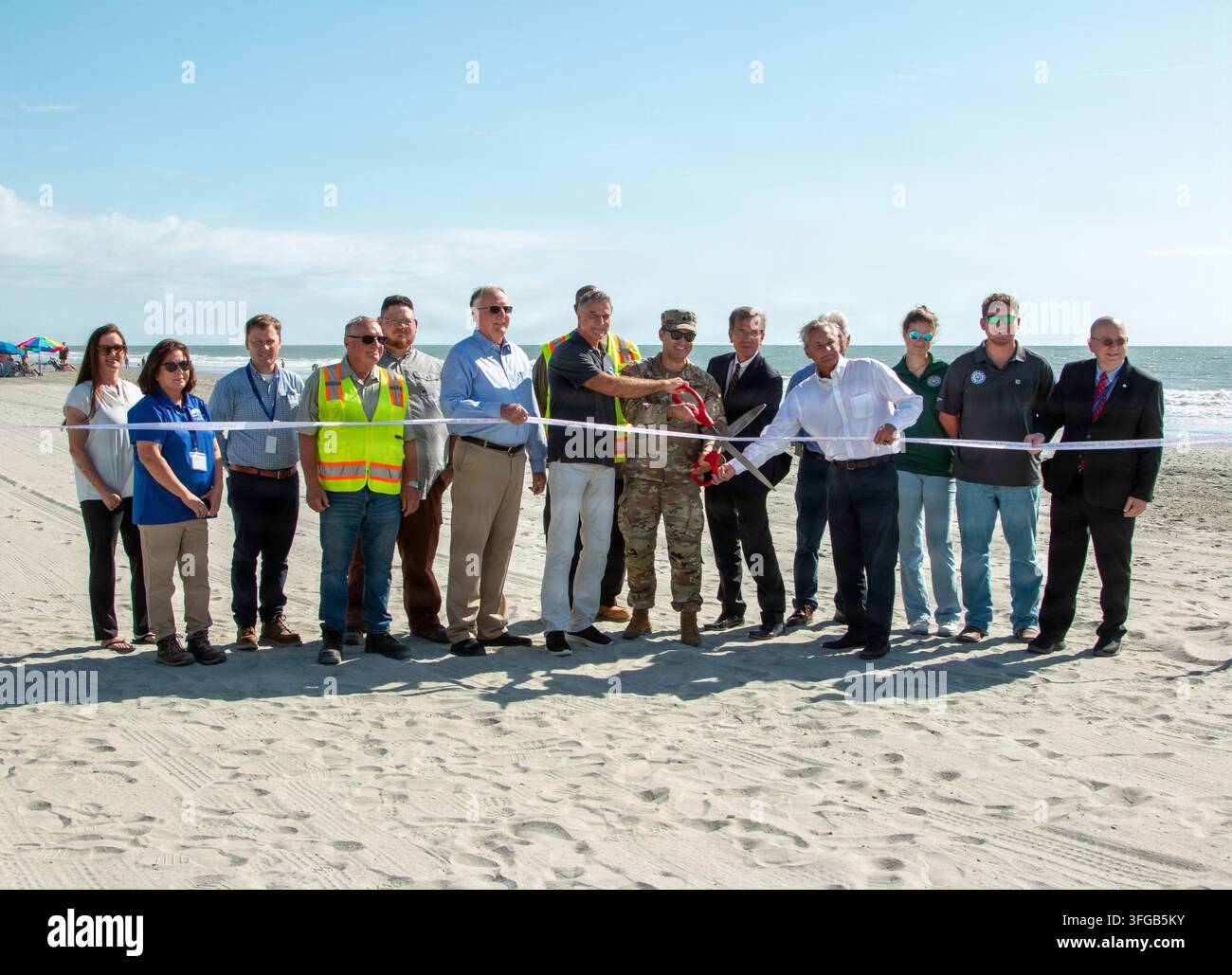 Il tenente colonnello dell'esercito statunitense Todd Mainwaring, comandante del U.S. Army Corps of Engineers, distretto di Charleston, taglia un nastro cerimoniale insieme al sindaco di North Myrtle Beach J.O. Baldwin, III, al sindaco di Myrtle Beach Mark Kruea e al sindaco di Surfside Beach Robert Krouse, a Surfside Beach, Carolina del Sud, il 9 settembre 2026, segnando il completamento del Grand Strand Coastal Storm Risk Management Project, uno sforzo di rinaturazione di emergenza finanziato dal governo federale per 72 milioni di dollari. Foto Stock