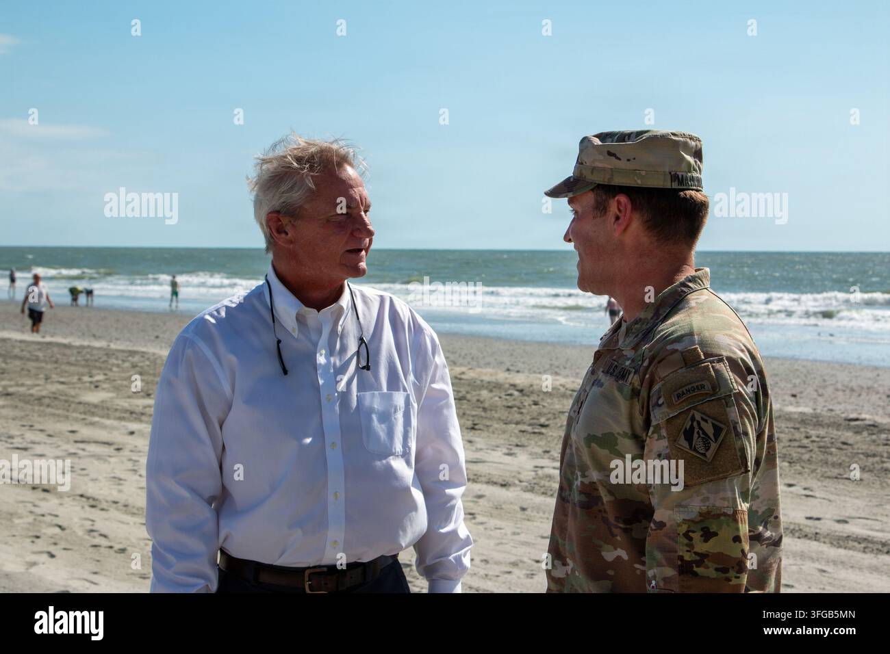 Il tenente colonnello dell'esercito statunitense Todd Mainwaring, comandante del U.S. Army Corps of Engineers, distretto di Charleston, discute le condizioni della linea costiera con il sindaco di North Myrtle Beach J.O. Baldwin, III, a Surfside Beach, South Carolina, dopo una cerimonia di taglio del nastro il 9 settembre 2026. Foto Stock