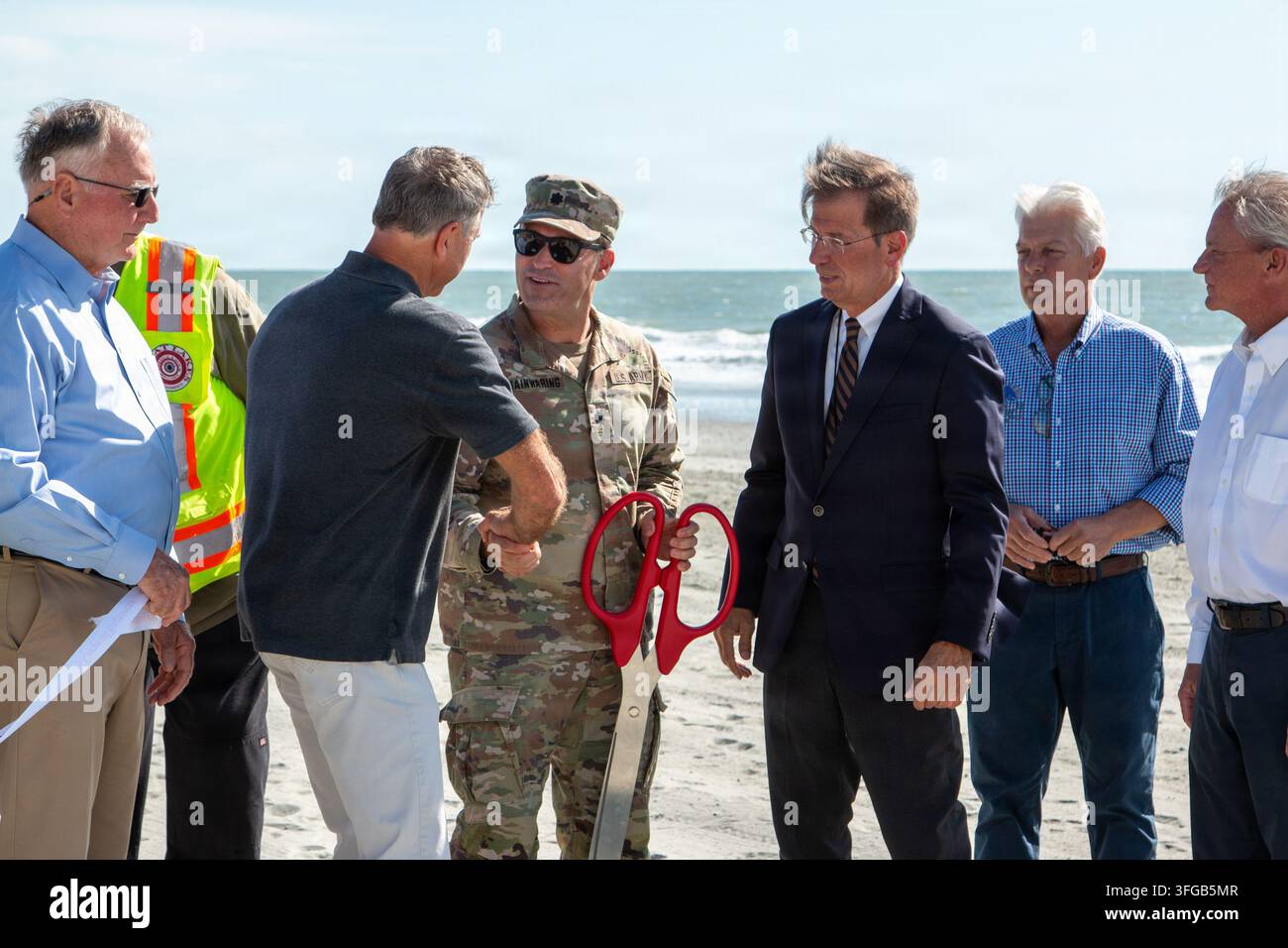 Il tenente colonnello dell'U.S. Army Todd Mainwaring, comandante del U.S. Army Corps of Engineers, distretto di Charleston, stringe la mano al sindaco di Surfside Beach, Robert Krouse, durante una cerimonia di completamento per un progetto di ripristino della spiaggia a Surfside Beach, South Carolina, che ha istituito sistemi di dune e spiagge rialzate per proteggere le comunità costiere dagli eventi meteorologici tropicali. Foto Stock