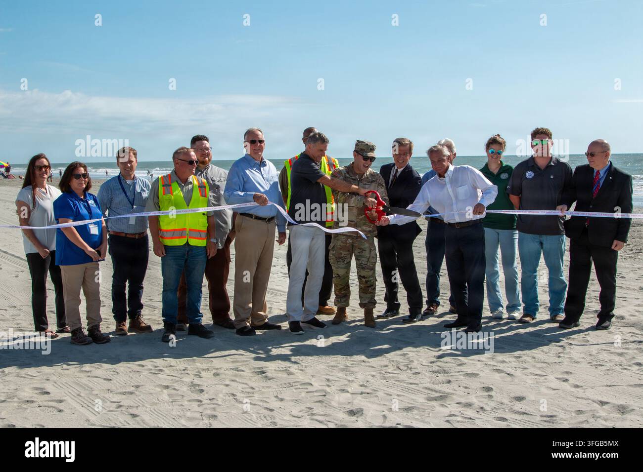 Il tenente colonnello dell'esercito statunitense Todd Mainwaring, comandante del U.S. Army Corps of Engineers, distretto di Charleston, taglia un nastro cerimoniale insieme al sindaco di North Myrtle Beach J.O. Baldwin, III, al sindaco di Myrtle Beach Mark Kruea e al sindaco di Surfside Beach Robert Krouse, a Surfside Beach, Carolina del Sud, il 9 settembre 2026, segnando il completamento del Grand Strand Coastal Storm Risk Management Project, uno sforzo di rinaturazione di emergenza finanziato dal governo federale per 72 milioni di dollari. Foto Stock