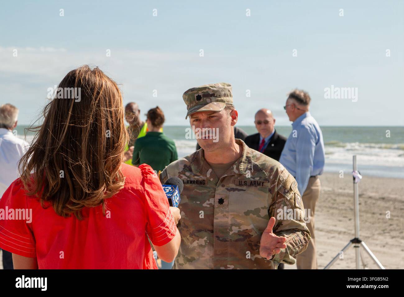 Tenente colonnello Todd Mainwaring dell'U.S. Army, comandante del U.S. Army Corps of Engineers, distretto di Charleston, in un'intervista in camera con un reporter di WBTW News 13 a Surfside Beach, South Carolina, dopo il completamento del Grand Strand Renourishment Project, un progetto di gestione del rischio di tempeste costiere da 72 milioni di dollari. Foto Stock