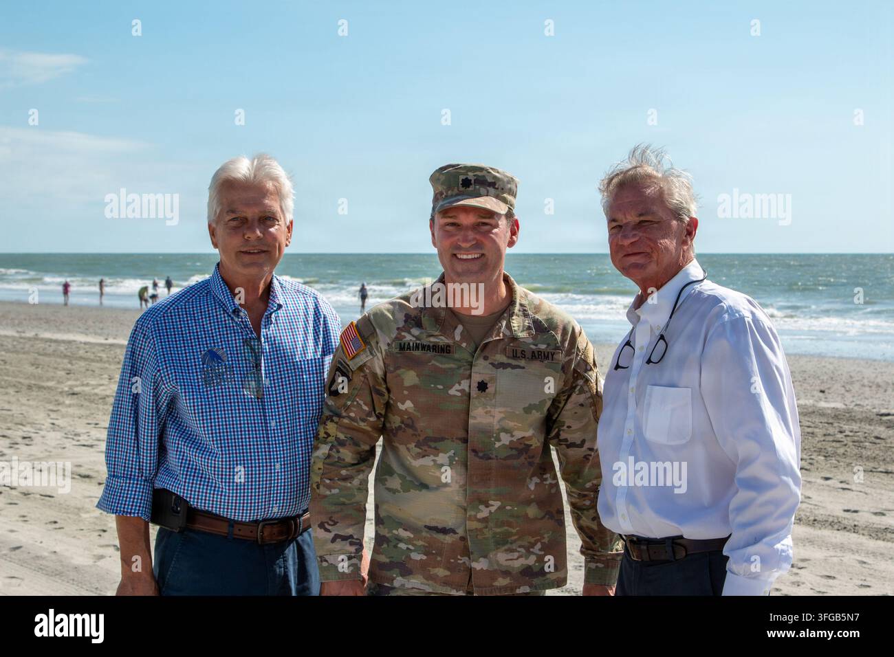 Tenente colonnello dell'U.S. Army Todd Mainwaring, comandante del U.S. Army Corps of Engineers, distretto di Charleston, con la direttrice dei lavori pubblici di North Myrtle Beach Dana C. Hamilton e il sindaco di North Myrtle Beach J.O. Baldwin, III, durante una cerimonia a Surfside Beach, South Carolina, che segna il completamento del Grand Strand Renourishment Project, un progetto di emergenza da 72 milioni di dollari per ripristinare le linee costiere erose. Foto Stock