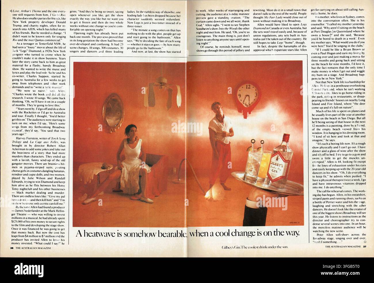 Diffusione su doppia pagina vintage del 1988 con testo sul musical di Broadway di Peter Allen e una pubblicità stampata a tutta pagina per Gilbeys Gin. Foto Stock