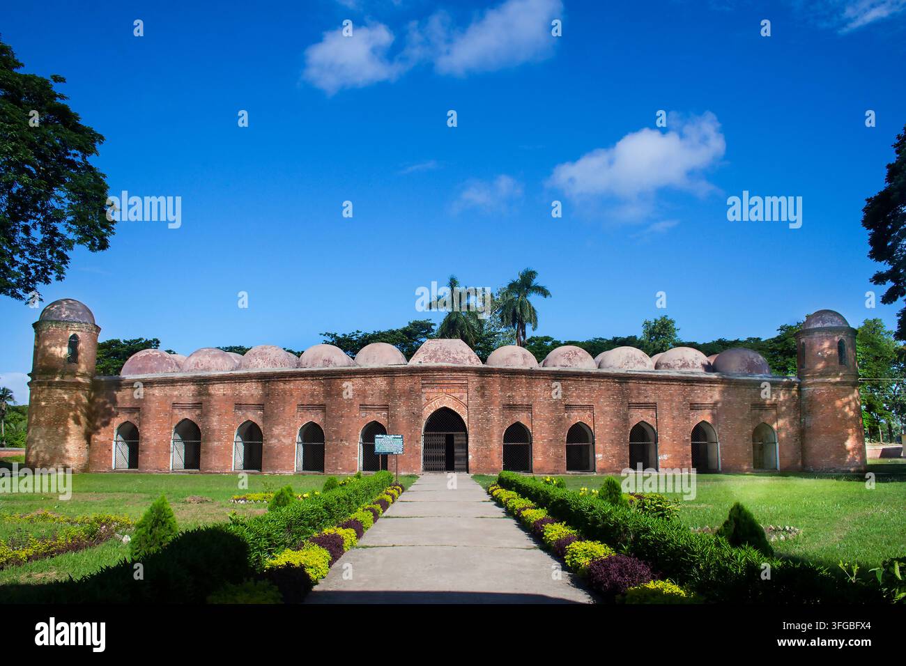 La storica moschea delle sessanta cupole di Bagerhat, in Bangladesh. Foto Stock