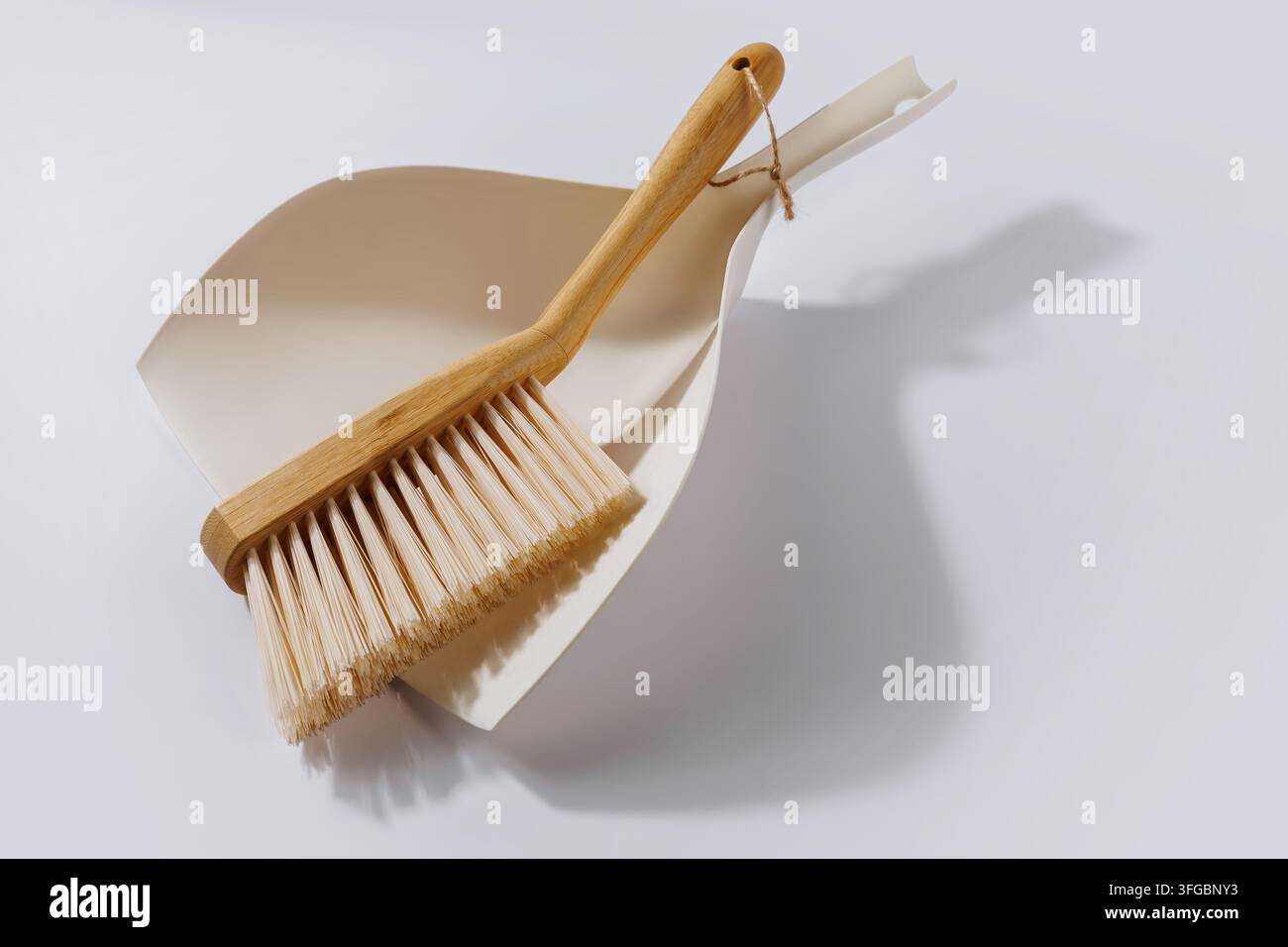 Set di pulizia ecologico spazzola di bambù con paletta composizione minima per la casa Foto Stock