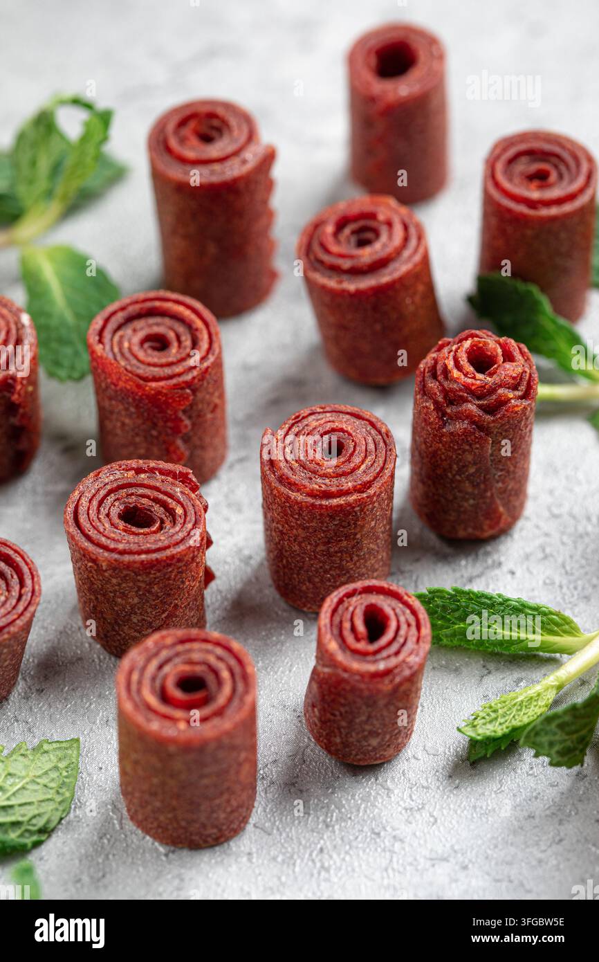 Rotoli di pelle di frutta pastila con menta in primo piano Foto Stock