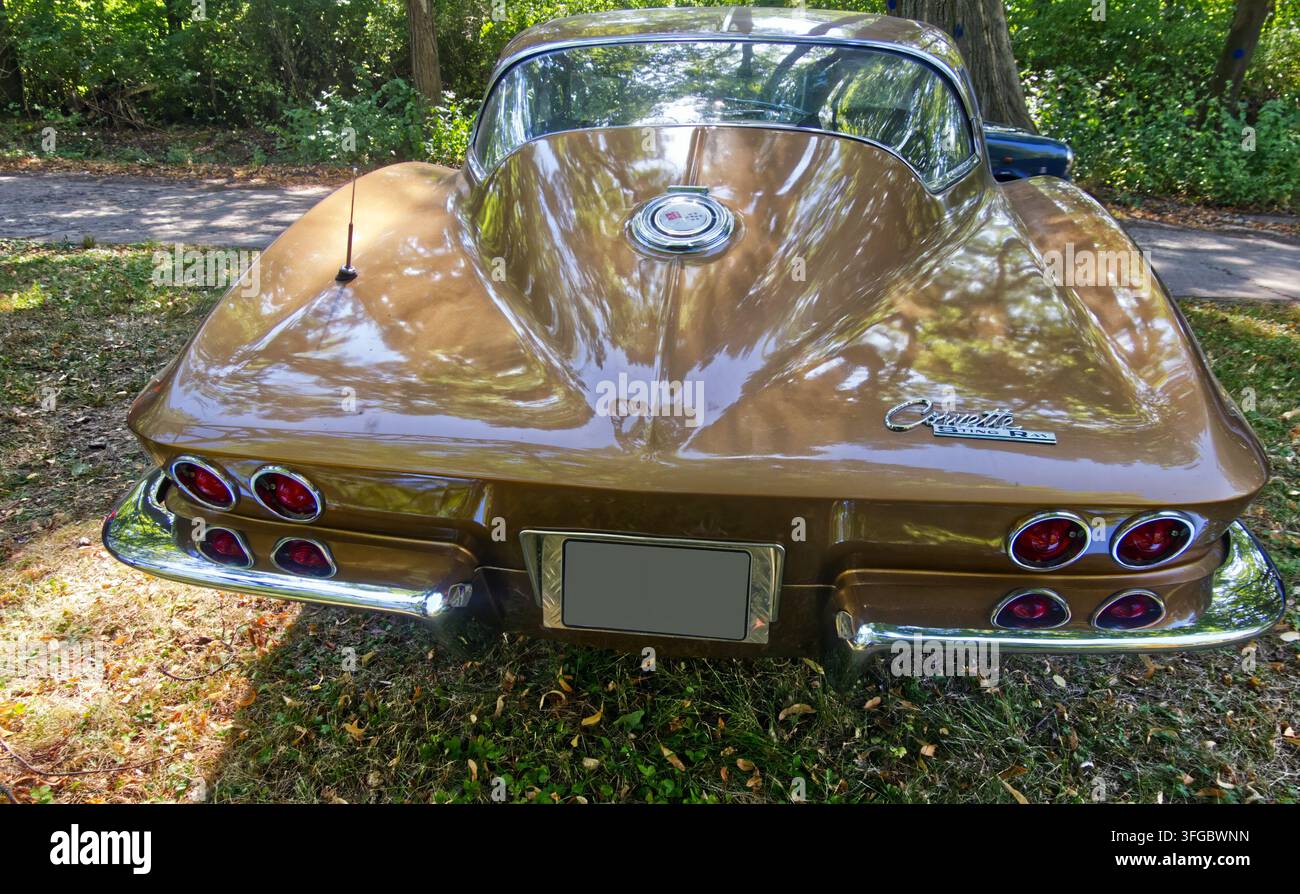 Hannover, Germania, 9 agosto 2026, Chevrolet Corvette Sting Ray marrone classico che mostra design vintage e eredità automobilistica Foto Stock
