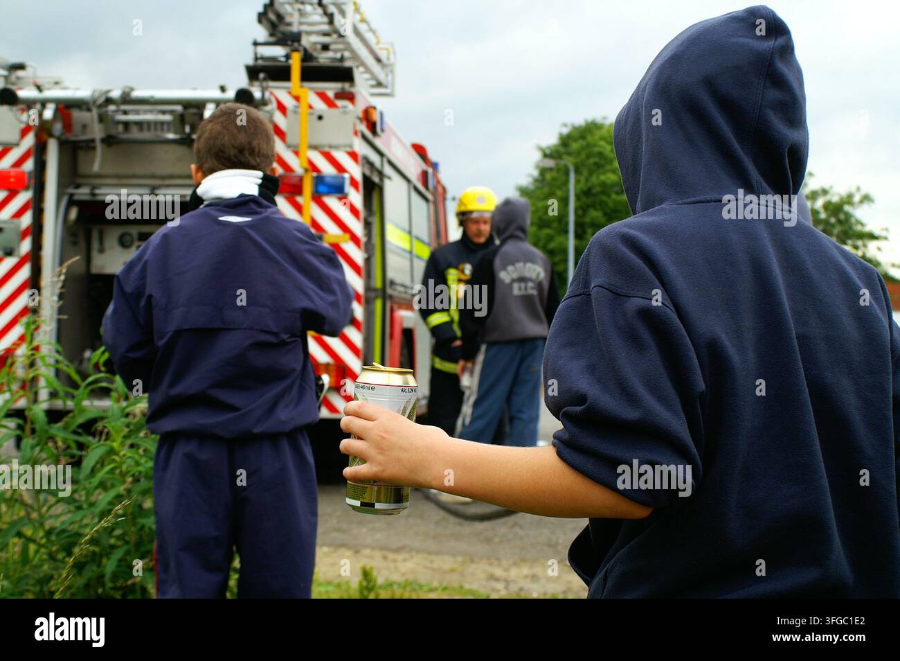 Disturbo pubblico. Incendio doloso e attacco violento ai vigili del fuoco. attacchi ai lavoratori dei servizi di emergenza Foto Stock