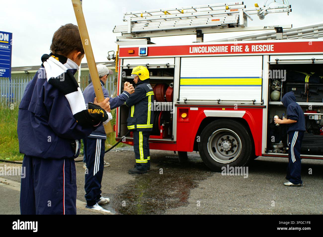 Disturbo pubblico. Incendio doloso e attacco violento ai vigili del fuoco. attacchi ai lavoratori dei servizi di emergenza Foto Stock