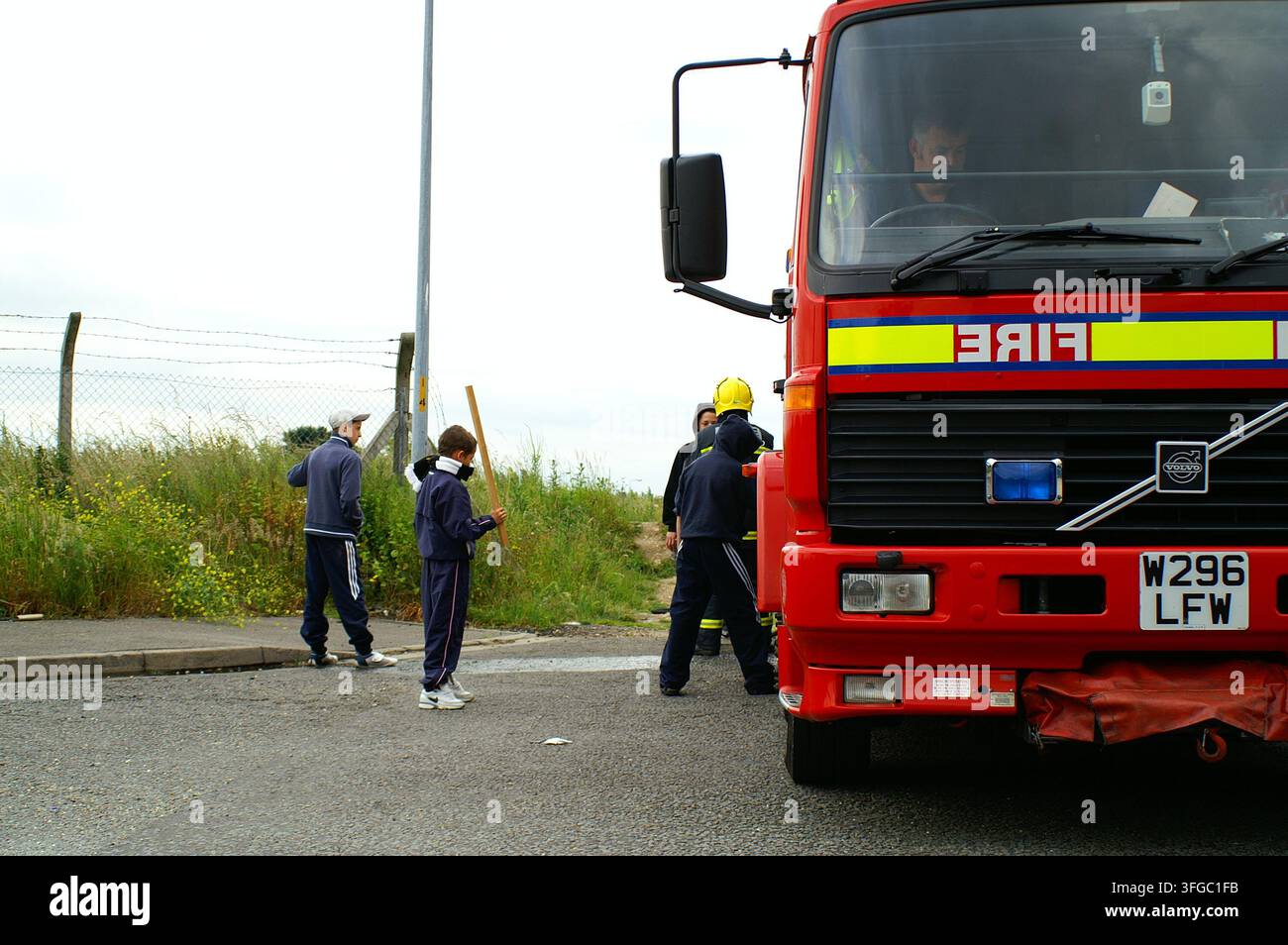Disturbo pubblico. Incendio doloso e attacco violento ai vigili del fuoco. attacchi ai lavoratori dei servizi di emergenza Foto Stock
