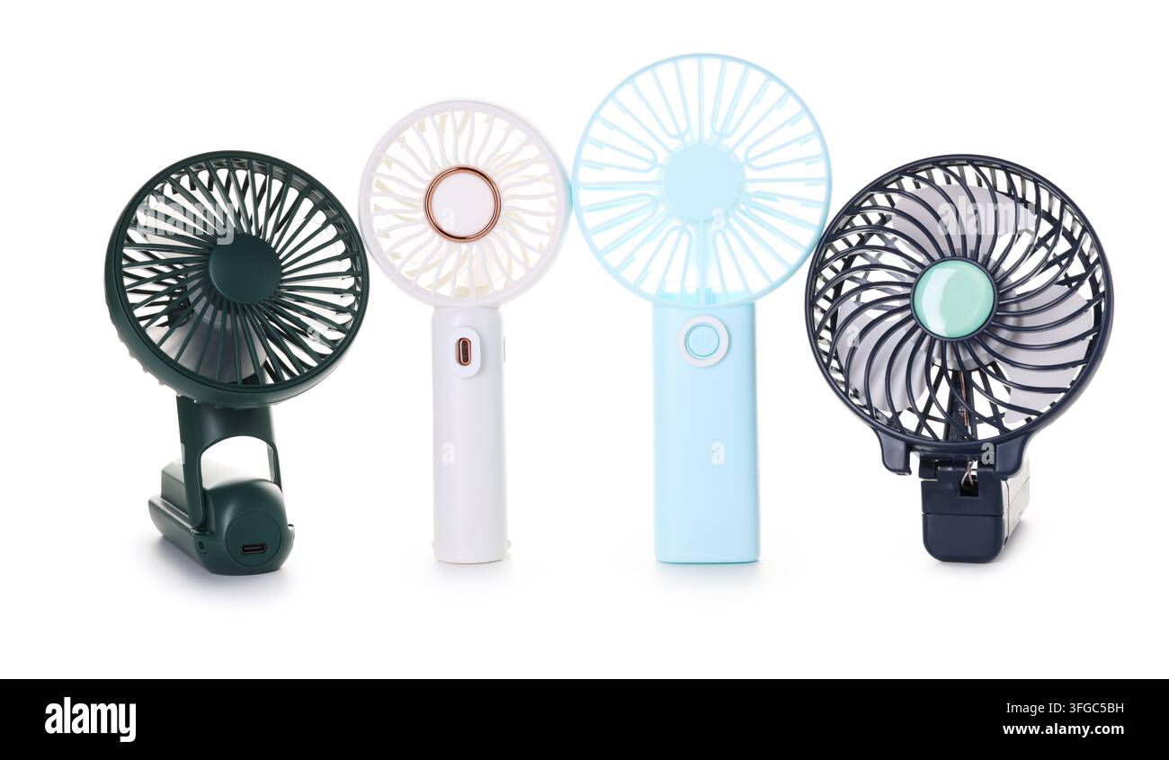 Molti mini ventilatori portatili isolati su bianco Foto Stock
