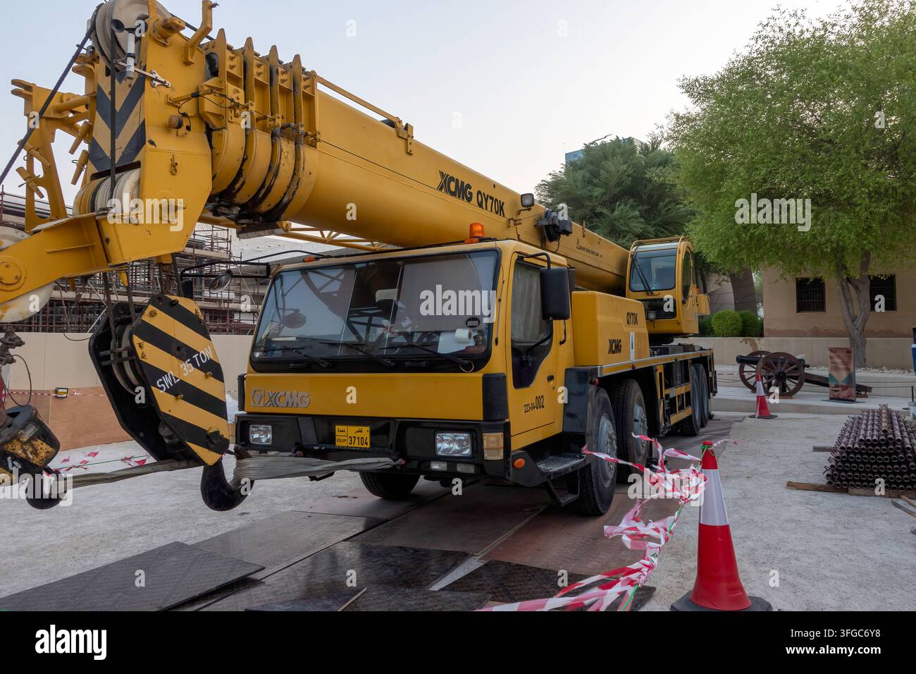 Doha, Qatar - 10 settembre 2026 - Autogrù XCMG gialla parcheggiata davanti al cantiere Foto Stock
