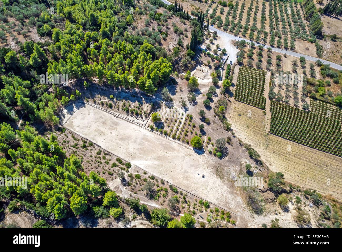 Veduta aerea dell'antico stadio di Nemea a Corinzia, Grecia, che mostra la sua lunga pista atletica, i terrapieni in pietra e l'area d'ingresso Foto Stock