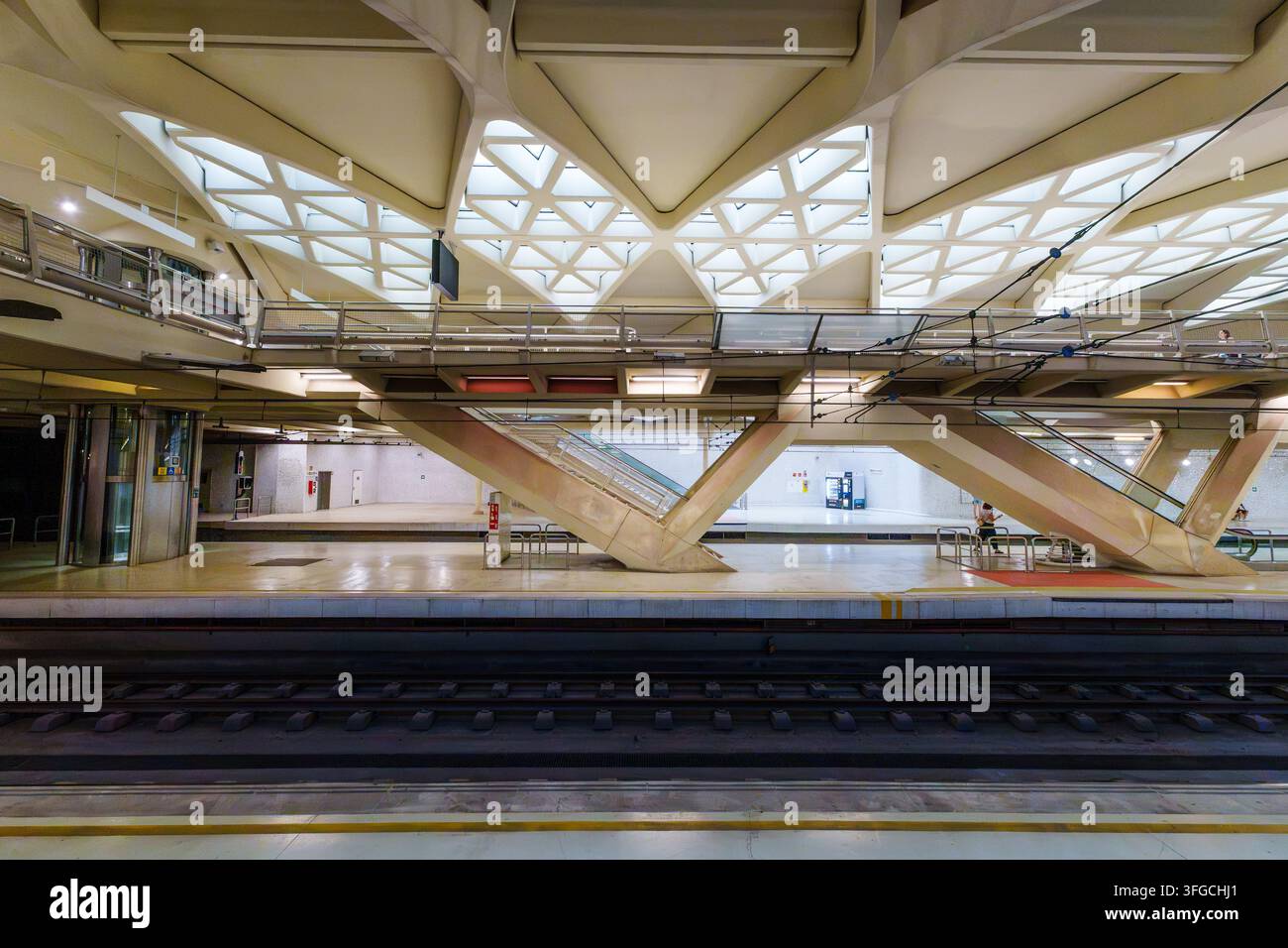 Valencia, Spagna, 1 settembre 2026, Valencia Spagna 1 settembre 2026 architettura della stazione della metropolitana. Un moderno hub di trasporto pubblico presenta st Foto Stock