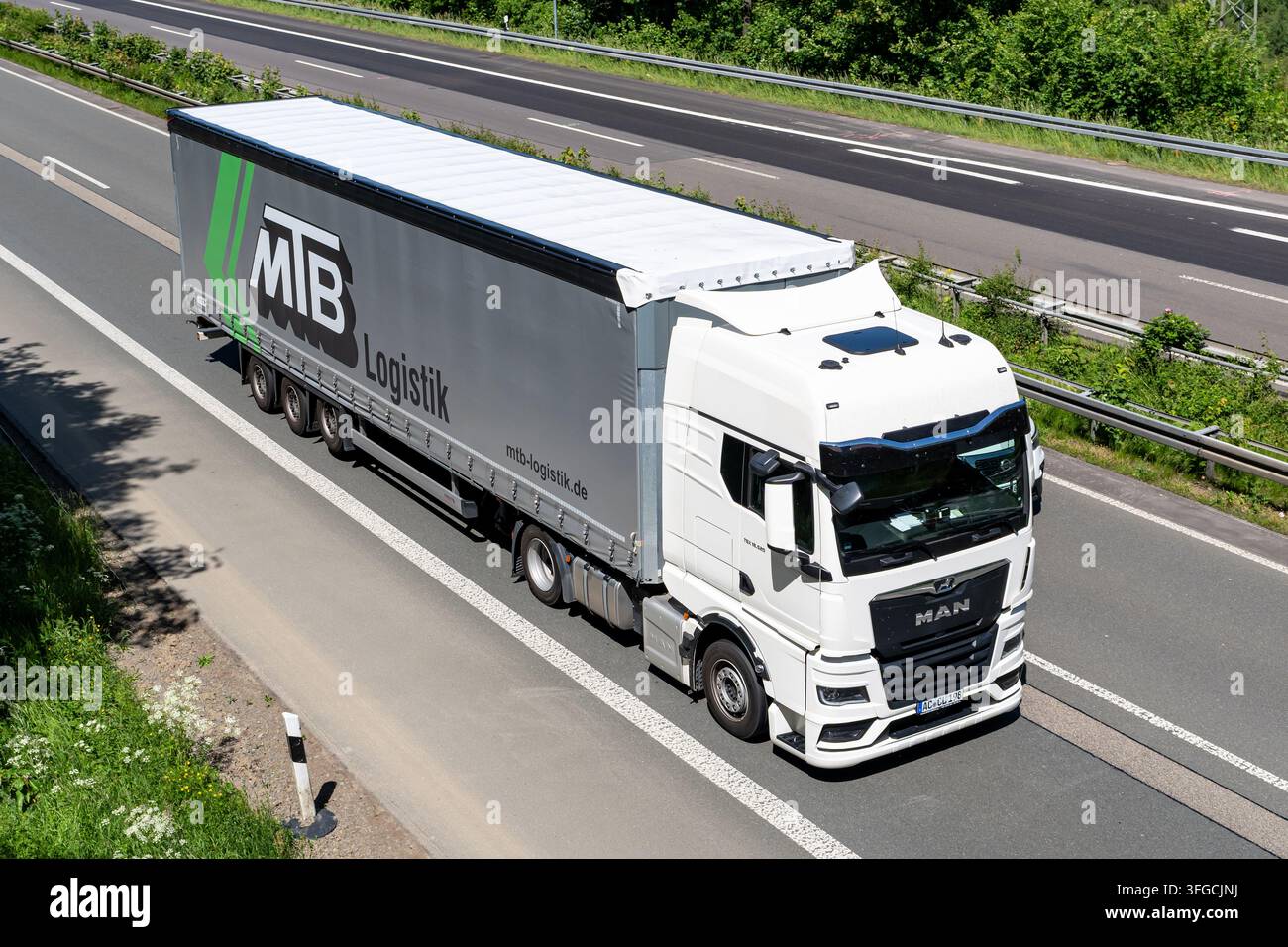Camioncino MAN TGX con rimorchio a fianchi MTB Logistik in autostrada Foto Stock