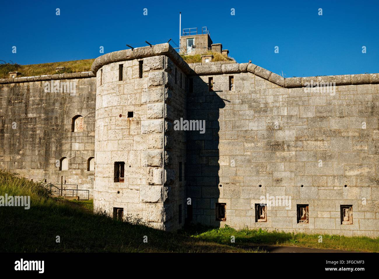 Le mura illuminate dal sole e un bastione del Nothe Fort, una fortezza di difesa costiera vittoriana a Weymouth, Dorset, Inghilterra. Foto Stock