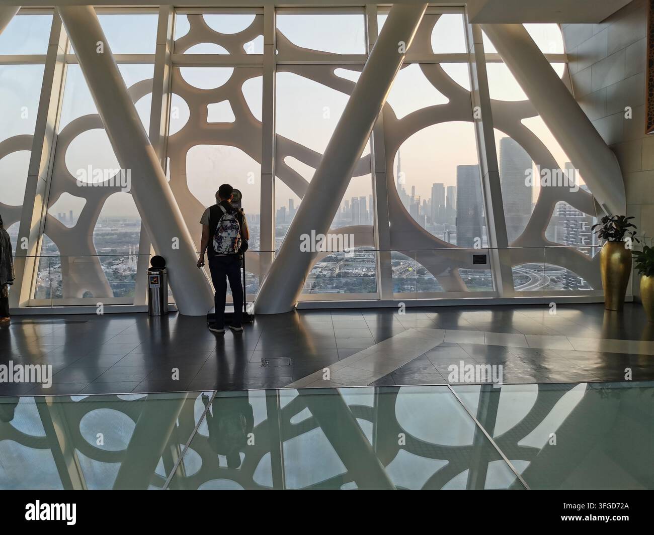 DUBAI, EMIRATI ARABI UNITI - 29 GENNAIO 2026: Visitatore che osserva lo skyline di Dubai attraverso la struttura architettonica del Dubai Frame. Foto Stock