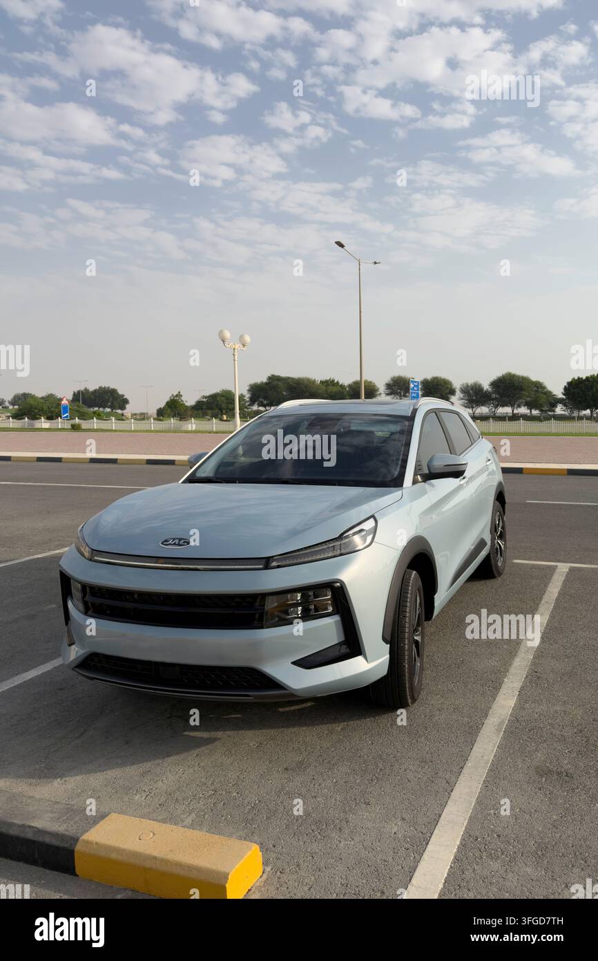 Doha, Qatar - 10 settembre 2026: Jac JS6 SUV 4X4 compatto turboalimentato 1,5L AUTO parcheggiata sul ciglio della strada Foto Stock