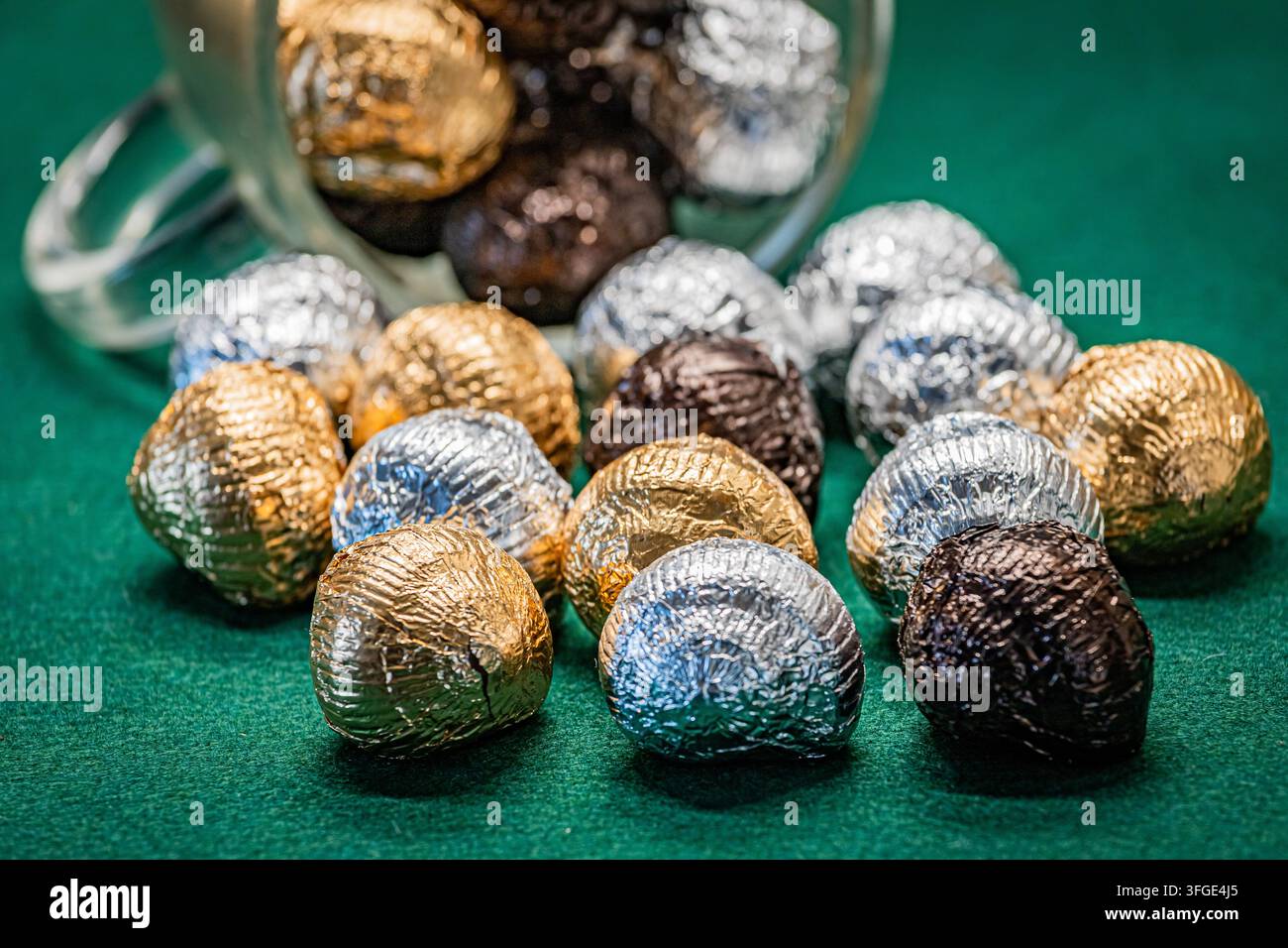 Caramelle a forma di lumaca al cioccolato assortite in involucri metallici Foto Stock