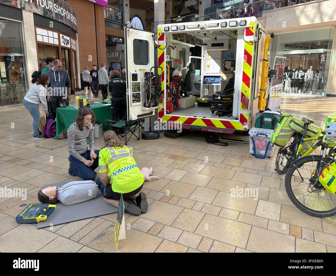 Il personale di St Johns Ambulance offre consulenza e formazione gratuite nel centro commerciale Broadmead, Bristol. Foto Stock