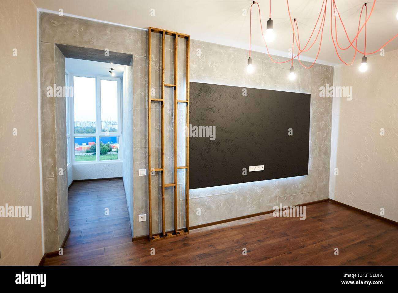 Stanza residenziale minimale con parete d'accento, lampadine sospese e pavimento in legno caldo. Design di appartamento contemporaneo, ristrutturazione e concetto immobiliare Foto Stock