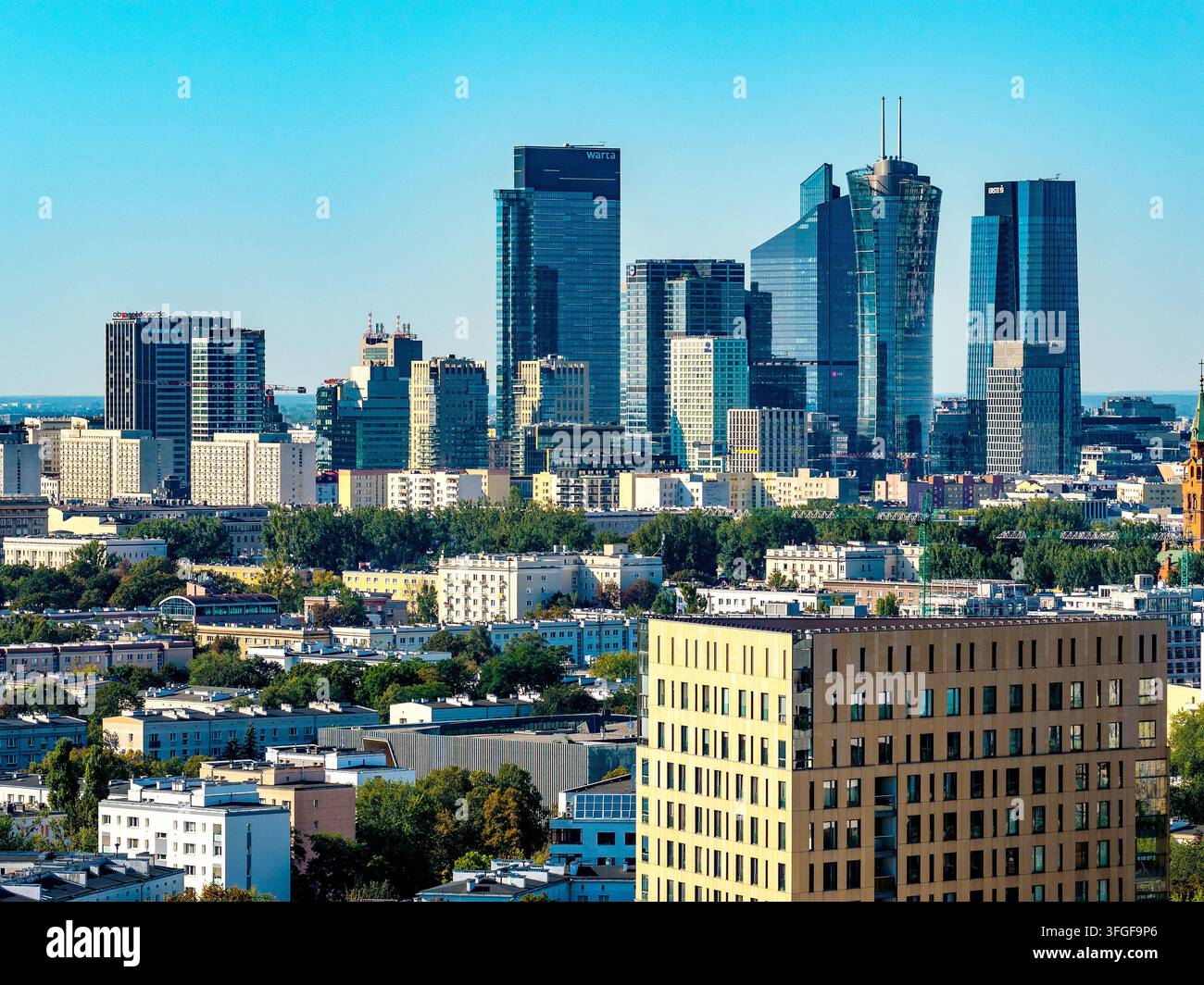 Varsavia, Polonia – 16 agosto 2026: Vista aerea panoramica dei quartieri del centro città di Srodmiescie e Wola con il complesso del centro commerciale Gdanski Foto Stock