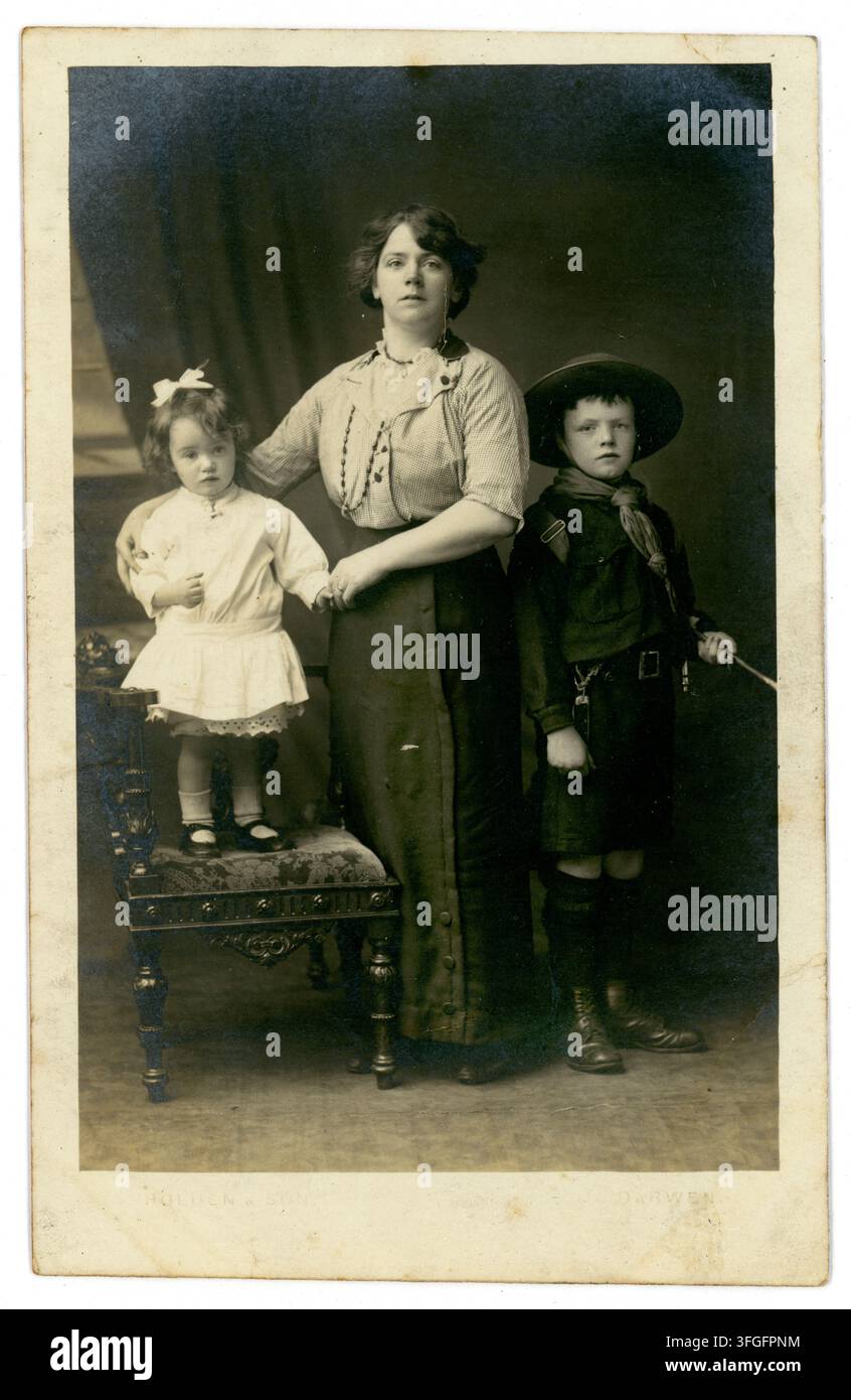 Ritratto di famiglia dell'epoca della Prima Guerra Mondiale di una madre con la figlia e il figlio in uniforme da scout, forse per il marito al fronte. circa 1915 Foto Stock