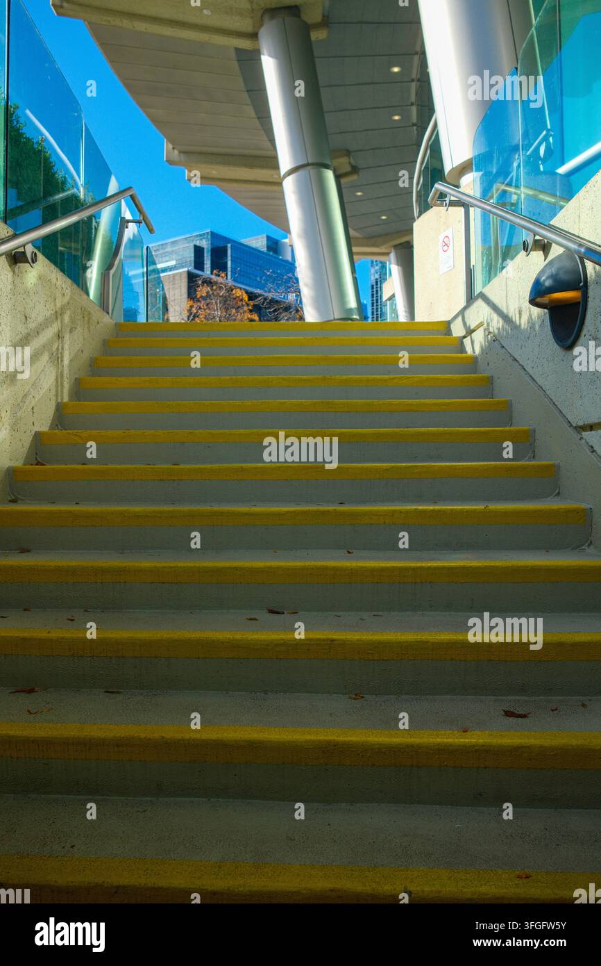Salendo le scale nel centro di Vancouver, BC. Foto Stock