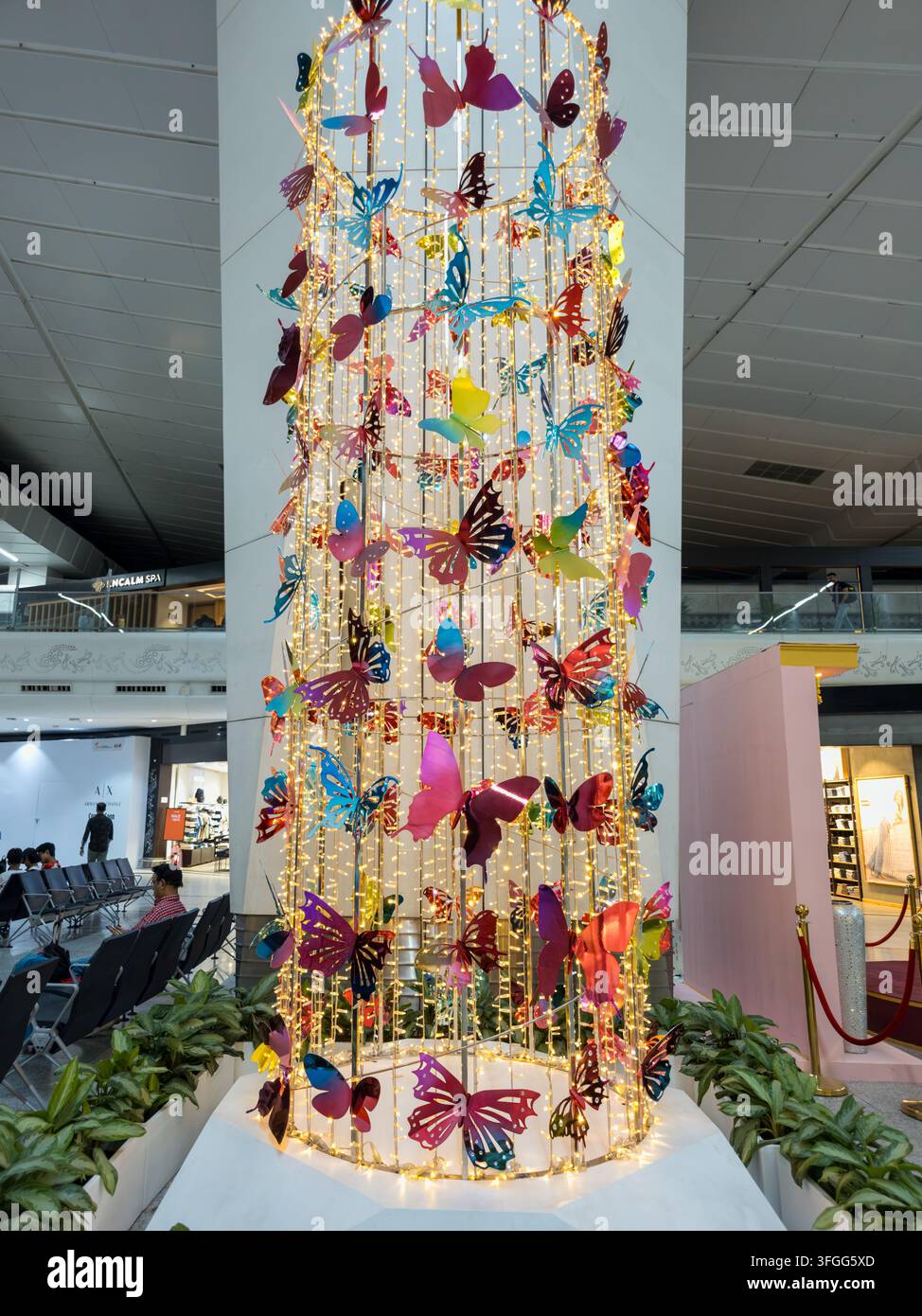 Un'installazione artistica vivace con decorazioni a farfalla colorate e luci scintillanti all'aeroporto di Ahmedabad, India. Questa esposizione accattivante a - Immagine stock catturata con smartphone