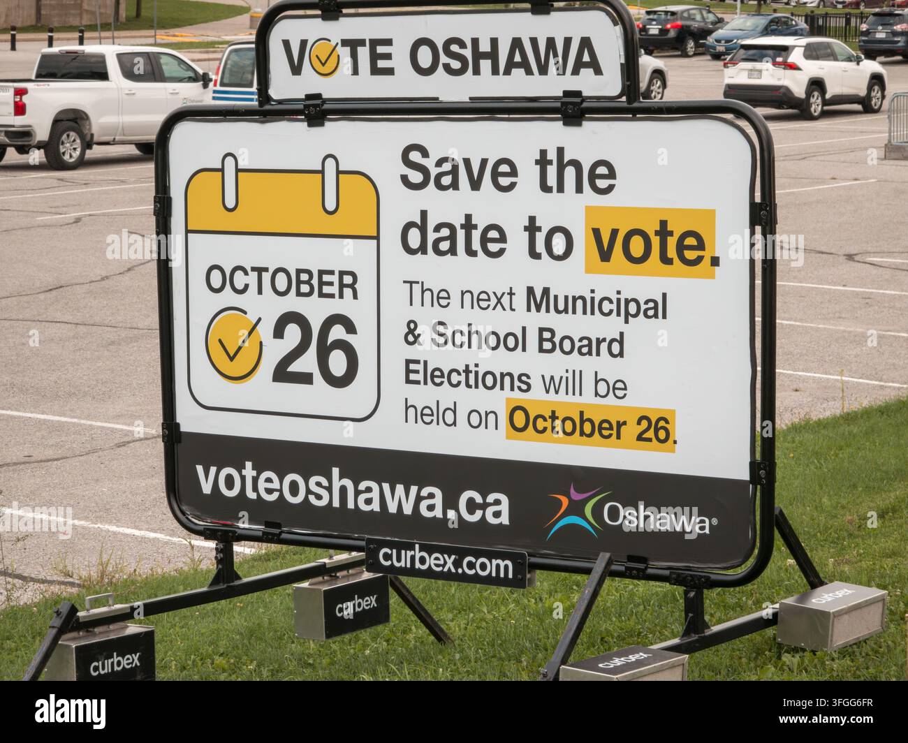 Insegna esterna in un parcheggio a Oshawa, Canada, che promuove le elezioni comunali e del consiglio scolastico il 26 ottobre. L'insegna incoraggia i residenti a sa - Immagine stock catturata con smartphone