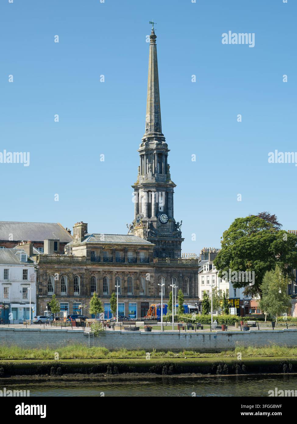 Centro città di Ayr con il campanile del municipio Foto Stock