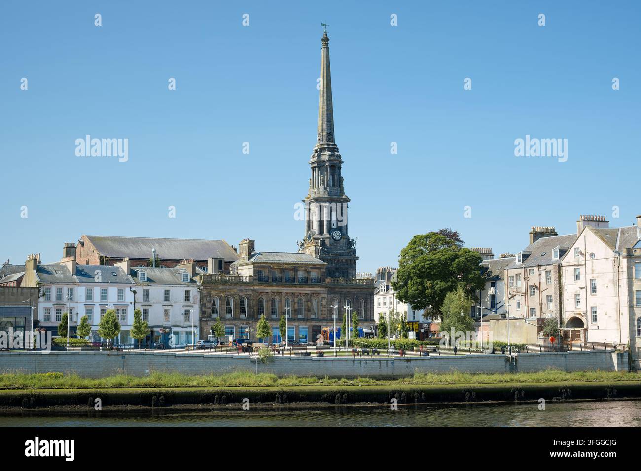 Centro città di Ayr con il campanile del municipio Foto Stock