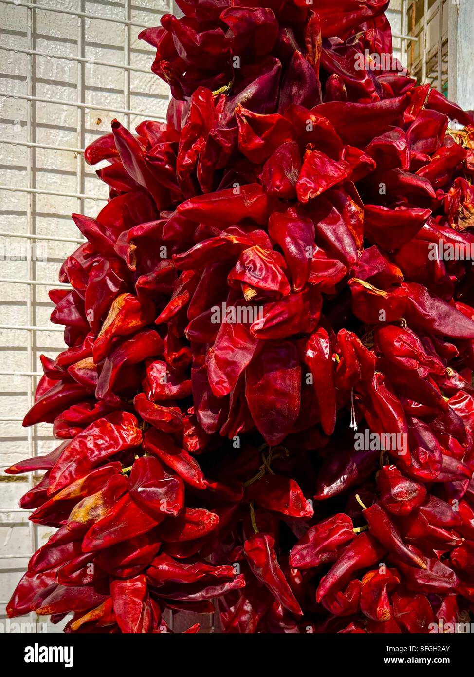 Peperoncini rossi essiccati in vendita nella storica medina di Sousse, Tunisia - Immagine stock catturata con smartphone