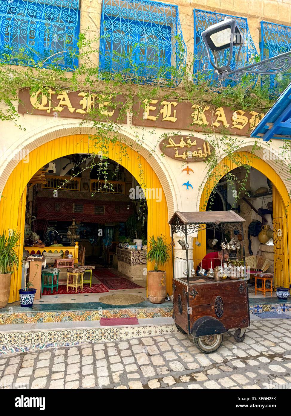 Caffè e Ristorante Kasbah, un caffè tradizionale con porte ad arco che si aprono sulla Medina di Sousse, patrimonio mondiale UNESCO, Tunisia - Immagine stock catturata con smartphone
