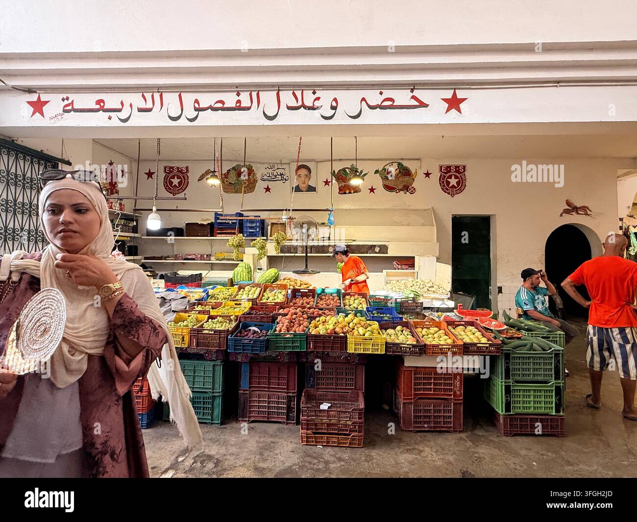 Venditori di frutta e verdura a uno stand colorato nella storica medina di Sousse, Tunisia - Immagine stock catturata con smartphone