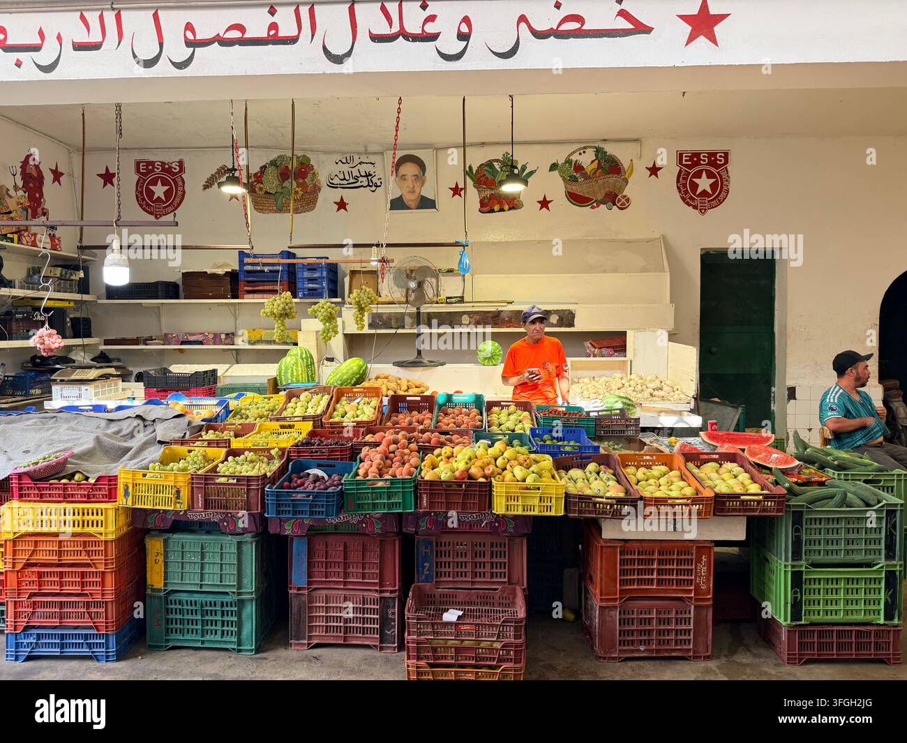Venditori di frutta e verdura a uno stand colorato nella storica medina di Sousse, Tunisia - Immagine stock catturata con smartphone