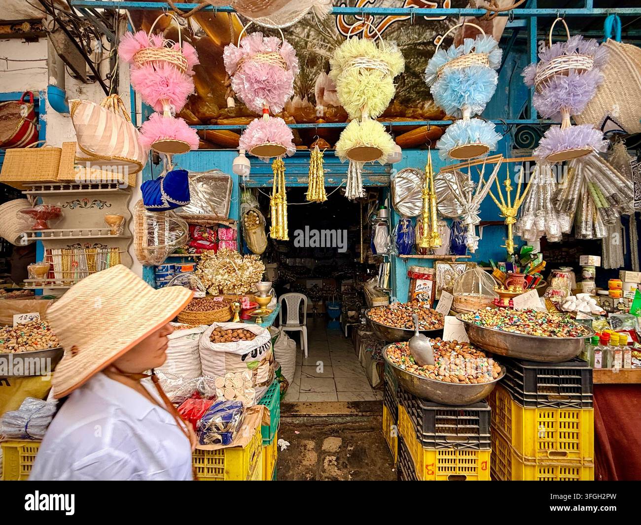 Dolci colorati, noci e prodotti tradizionali su una bancarella del mercato nella medina storica di Sousse, Tunisia Foto Stock