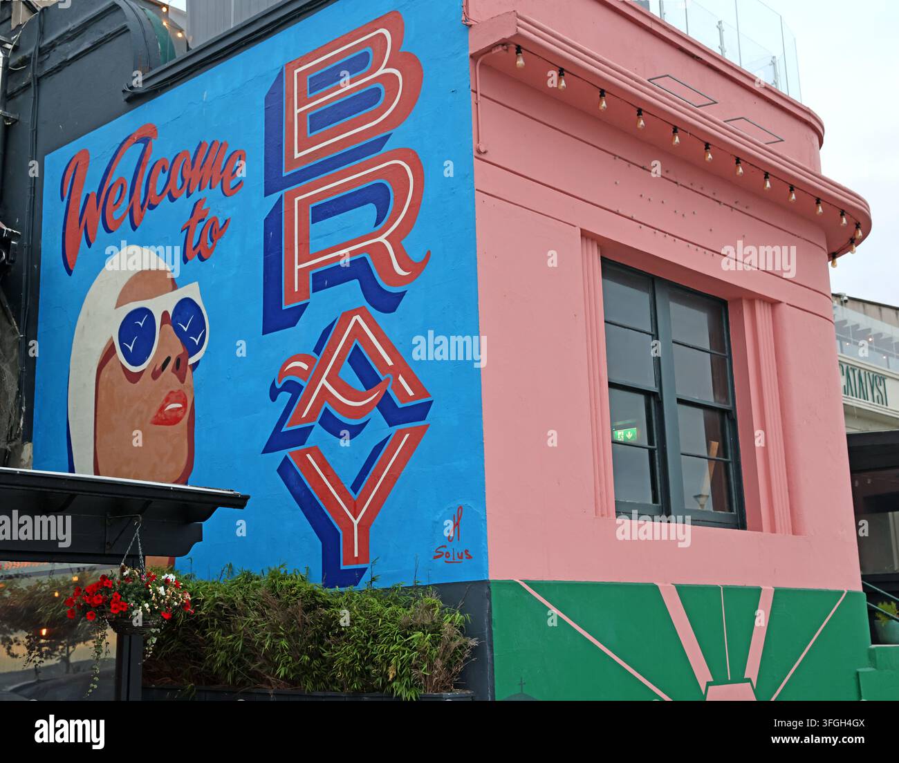 Affresco colorato "Benvenuti a Bray" a Bray, Contea di Wicklow, che utilizza immagini marinaresche e lettere luminose per accogliere i visitatori. Foto Stock